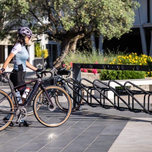 rastrelliera-ricarica-ebike-6-posti-piazza-comune-bikefacilities-114-600x600